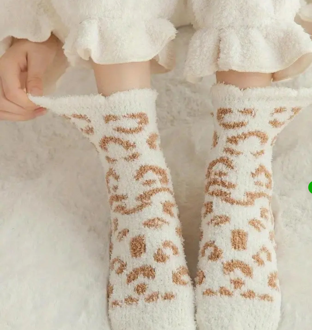 CREAM LEOPARD FUZZY SOCKS