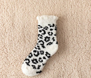 WHITE LEOPARD FUZZY SOCKS