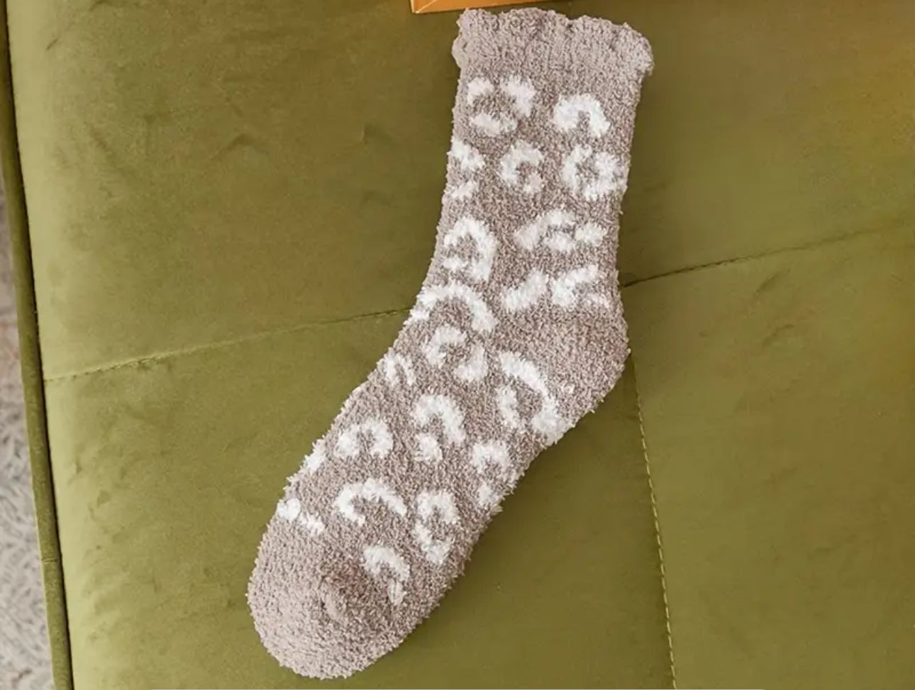 TAUPE LEOPARD FUZZY SOCKS