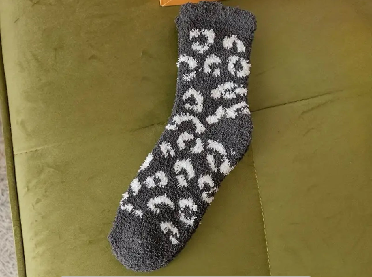 GRAY LEOPARD FUZZY SOCKS